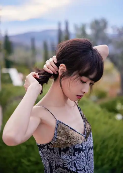 宋茜齐刘海锁骨发造型优雅大方 着深v吊带魅力十足-易天影视公司-服务