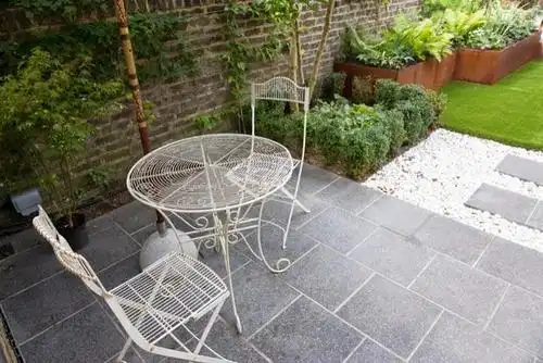 庭院设计:以竹子做围墙,以鹅卵石铺地面的简约迷你小花园