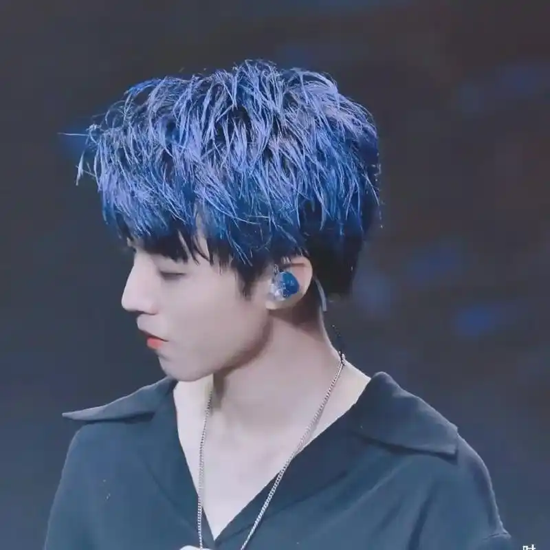 少年感,这侧脸杀真的太师了吧从小帅到大#王俊凯的壁纸 - 抖音