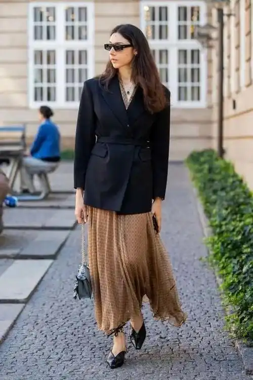 春天混搭cp来了西装裙子就很适合职场女性通勤时髦