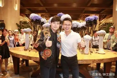 周杰伦与粉丝合照最爱剪刀手,身材"缩水"气质回升,瘦出尖下巴