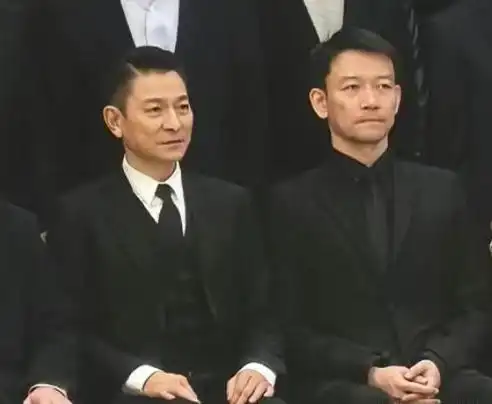 央视镜头下反应太真实吴京坐姿被批不得体张译紧张到双手抓脸