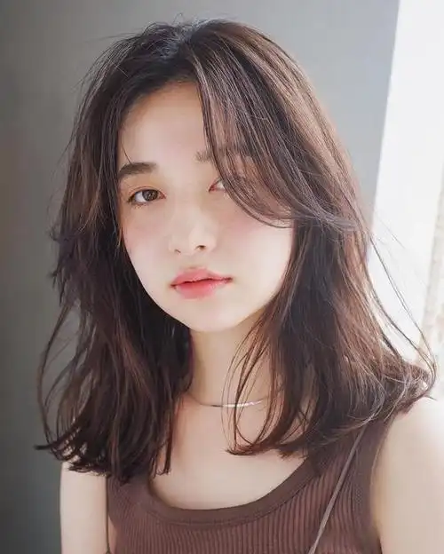 昨天给大家介绍了日本ol流行的自然/可爱系中发发型,其实稍微改变一些