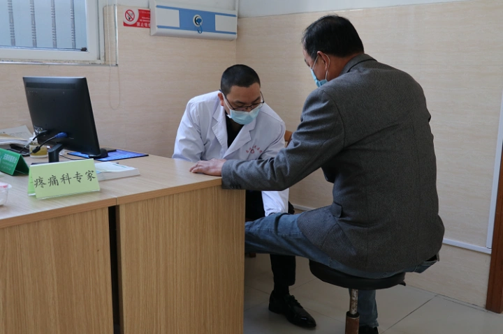 诊的村民测血压测血糖,并为他们解疑答惑;疼痛科的医生为村民进行按摩