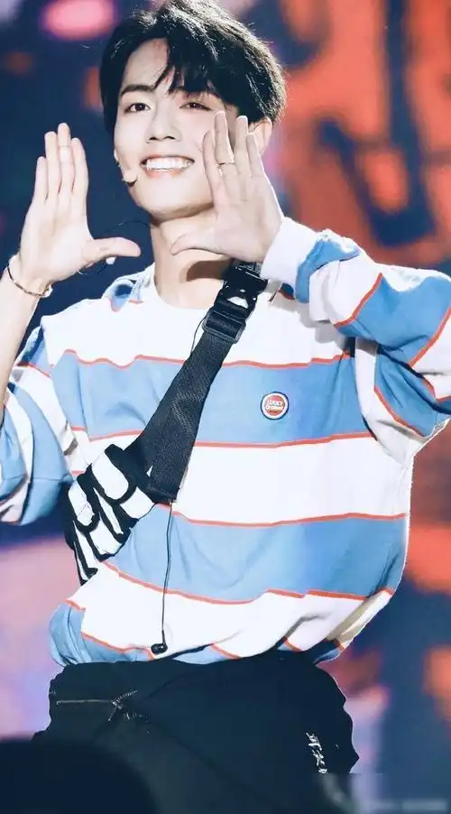 一组肖战卫衣跳舞图片阳光灿烂笑容迷人小飞侠们永远支持你