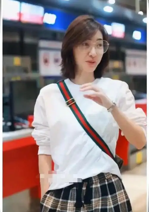王丽坤素颜现身长t恤格子裤太接地气了素色连衣裙挡不住