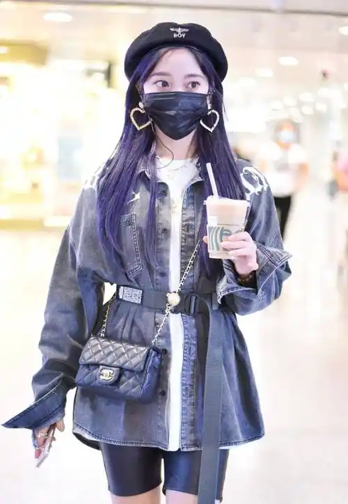 你看张紫宁这次高调现身机场,身穿黑色骑行裤配马丁靴,"香肠腿"成功