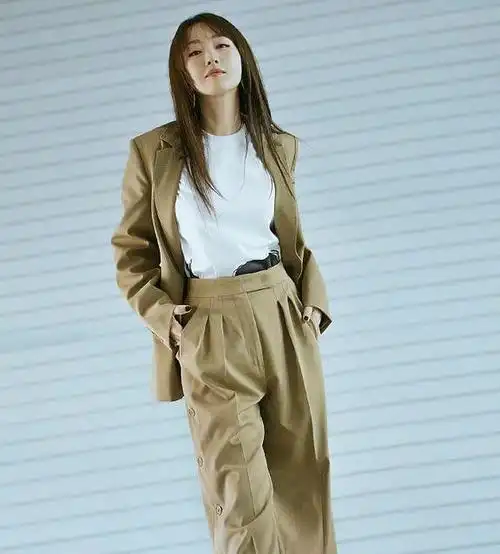 杨钰莹和闺蜜聚餐,穿黑色短裙还配黑丝,这身材哪像50岁奶奶辈