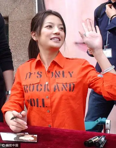 赵薇被曝以空壳公司收购上市公司 12年前旧照曝光大眼清纯