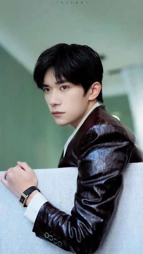 易烊千玺复古红皮衣##易烊千玺二三逢时戢鳞风起##vogue时尚之力驶後