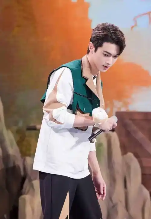 娱乐快讯二十条:王一博杨紫成毅肖战张艺兴胡歌张杰白鹿张颂文等_表演