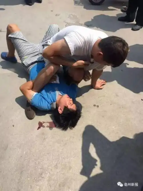 亳州一快递小哥被人摁地狂殴 打人男子被拘10日(图)