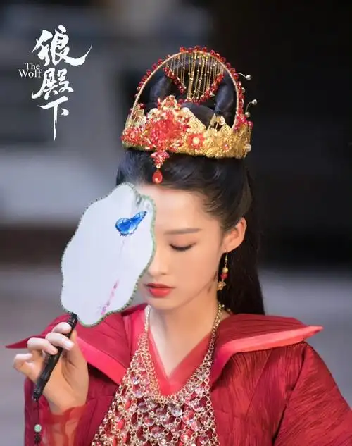 李沁新剧路透曝光红衣造型十分瞩目粉丝为保密拒绝路透