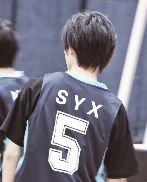 宋亚轩背影安全感