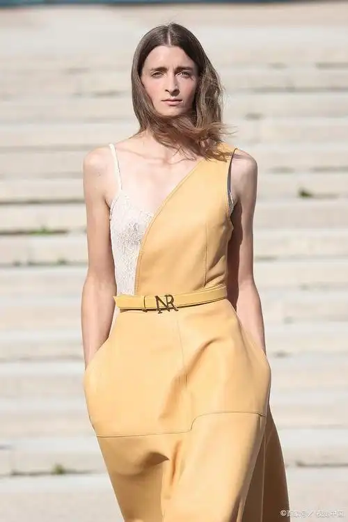 生活小技巧丨香槟色衣服显白还是显黑?个人搭配很重要