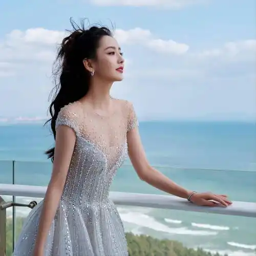 佟丽娅慵懒假日写真大片,40岁魅力不减,抹胸上衣展现迷人锁骨_气质