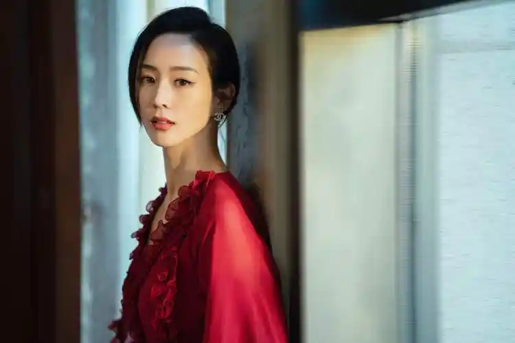 张钧甯玫瑰红裙梦回唐探ivy 光影之间展现优雅气质