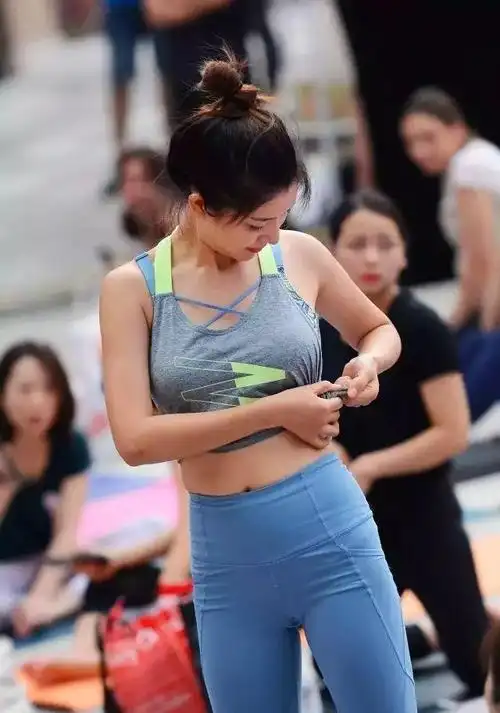 街拍三角区凸起的瑜伽性感紧身裤美女回头率很高