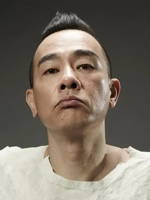 他是山鸡,是应采儿的老公和jasper的爸爸,更是陈小春