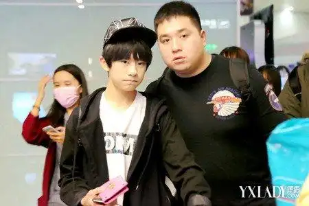 易烊千玺助理护粉抢走烊宝风头
