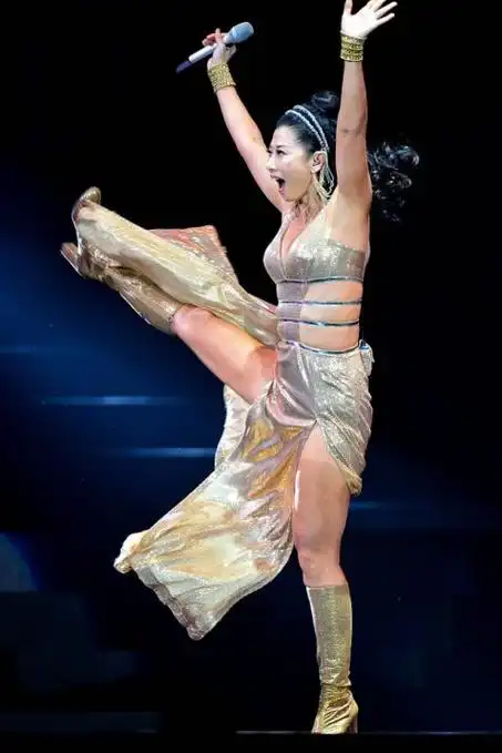 叶倩文自信过头挺大年纪穿勒肉装金刚芭比身材太有力量感