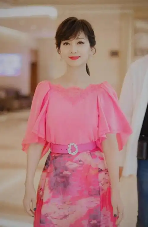 赵雅芝年近七十身材窈窕傲人穿抹胸礼服裙大秀性感不要太惊艳
