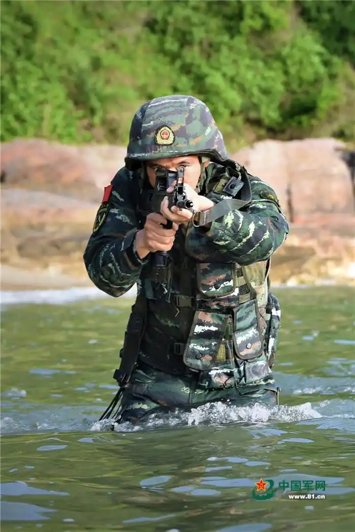 一组图来告诉你,武警特战队员海训现场到底有多帅 - 中国军网