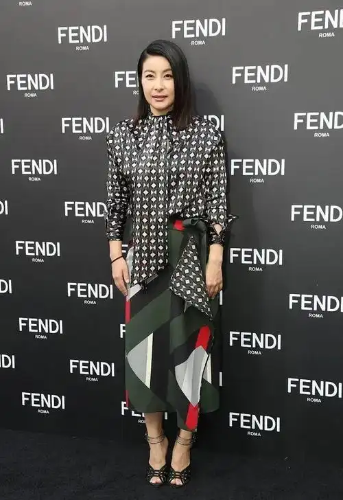 郭晶晶短发好干练穿衬衫配半裙没有豪门阔太样勒出赘肉好真实