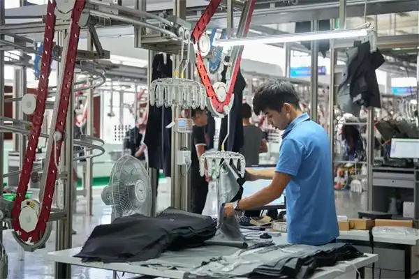 高级定制西服如何能实现定制批量化看看庄吉服饰智能工厂就知道了