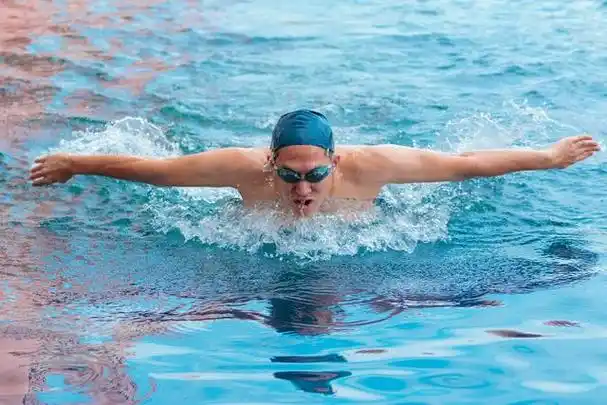 助听器的使用是否受到某些限制?例如,运动,游泳或其他特殊活动