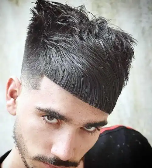 其实,男士的短发发型,随意抓出几下,显得更洋气,提升造型感,四周选择