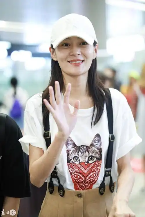 王媛可背带裤配白t秒变少女略施粉黛气色佳