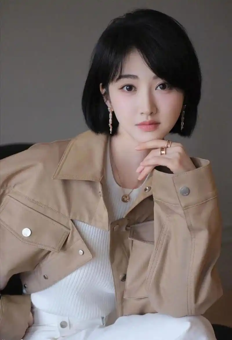 景甜的时尚穿搭真是太迷人了!