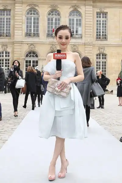 李小璐实际身高:161cm  宣称身高:164cm  虚报:3cm