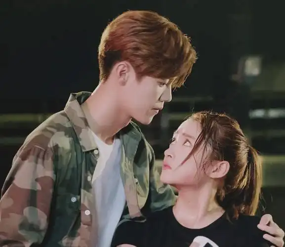 鹿晗关晓彤现身街头吃面,聊天动作暴露真实关系,网友:分手吧_时候