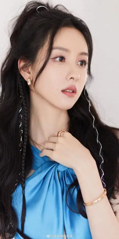 陈都灵蓝色吊带短裙写真