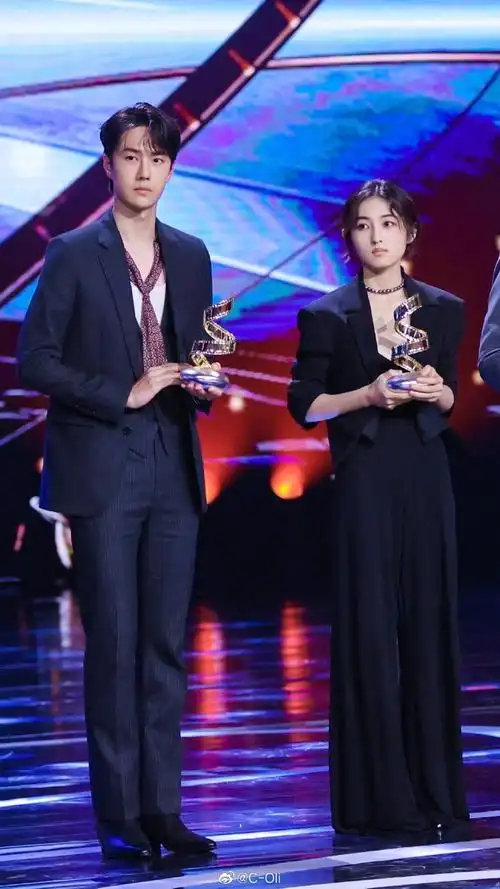 微博电影之夜年度关注演员-王一博超话&张子枫超话,祝贺耶啵和子枫