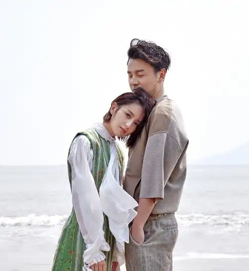 佟丽娅雷佳音海边时尚大片写真图片