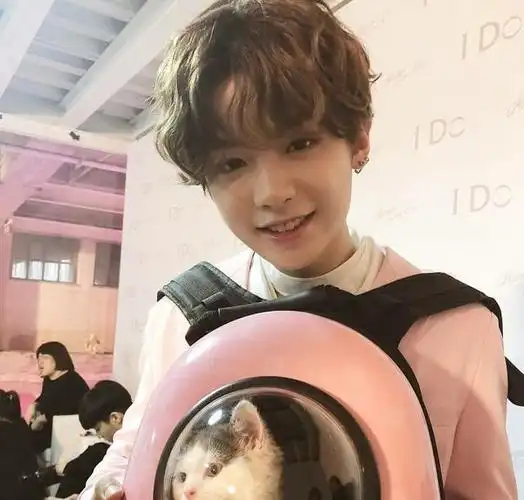 justin是九个人里面年龄最小的,他在网上发文写道:"别的小朋友都去过