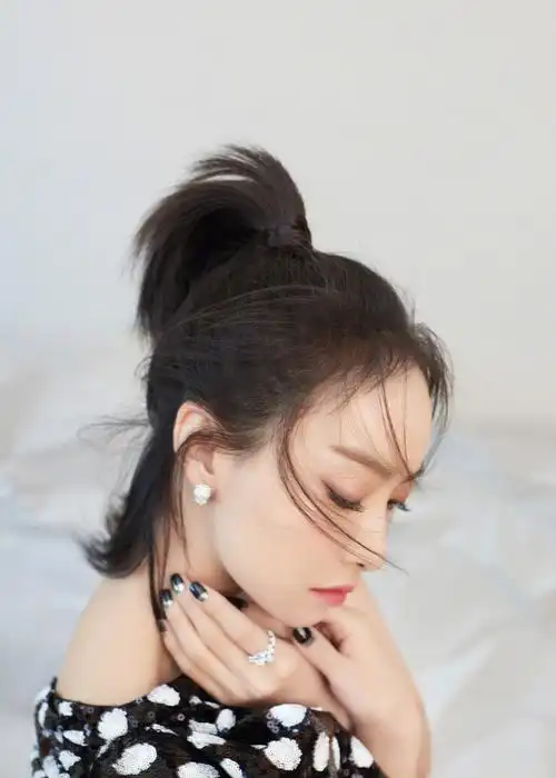 高马尾,佩戴着猎豹配饰,经典的黑白色系搭配,强势又摩登的姿态~#宋茜