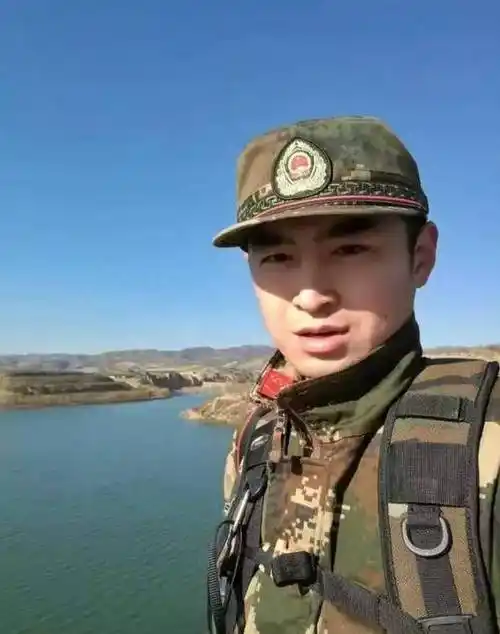 网友晒珍贵军装照我家有军人我骄傲