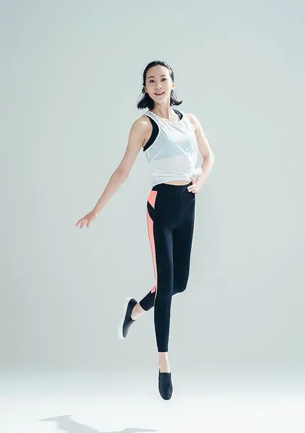 氧气美女韩雪活力十足 练瑜伽大秀马甲线