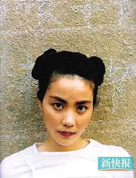 王菲1997年写真曝光 绑搞怪发髻(图)