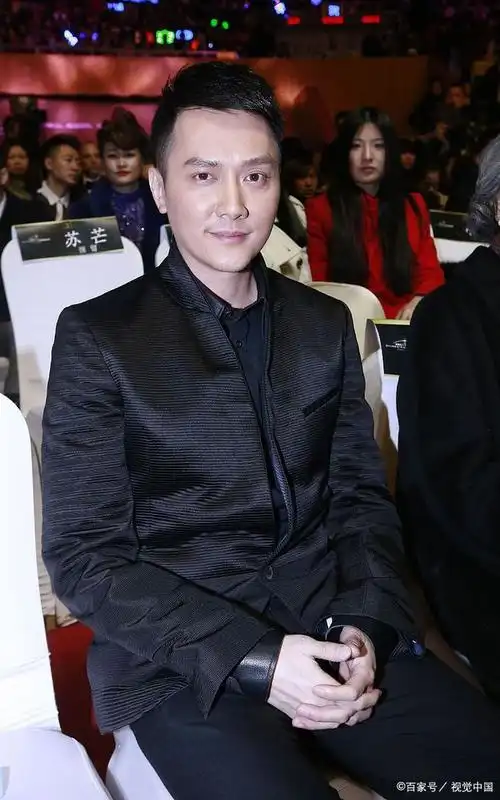 冯绍峰与万茜剧组闲聊状态轻松,离婚后的他更成熟