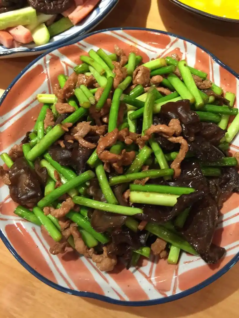 蒜苔木耳炒肉丝