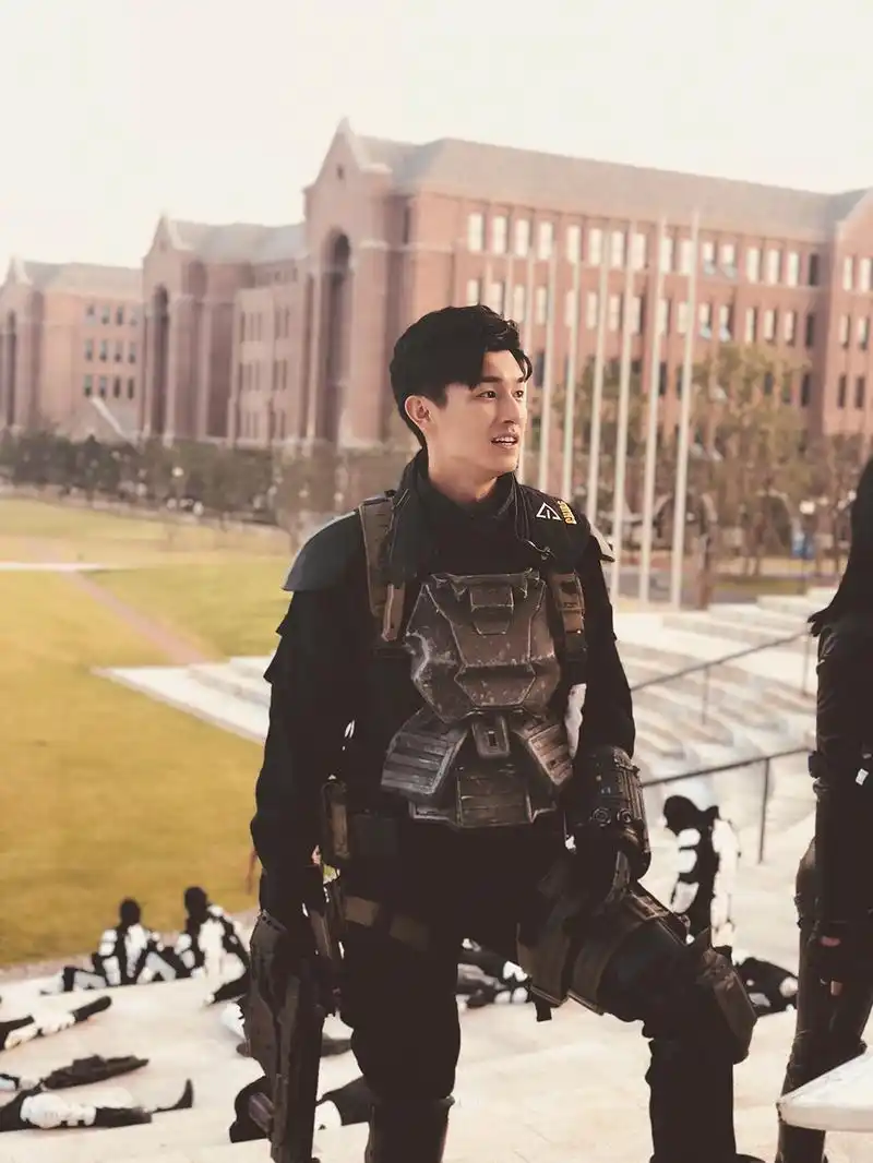 杨旭文新剧路透照曝光 军装长靴上演长腿杀