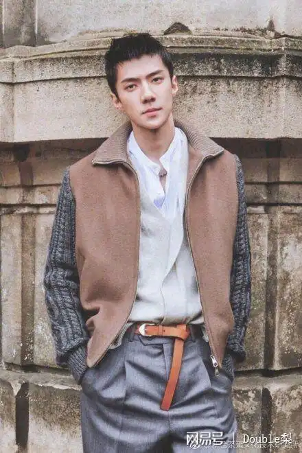 吴世勋板寸头拍摄的大片,硬朗帅气风,粉丝:以后入伍就这模样