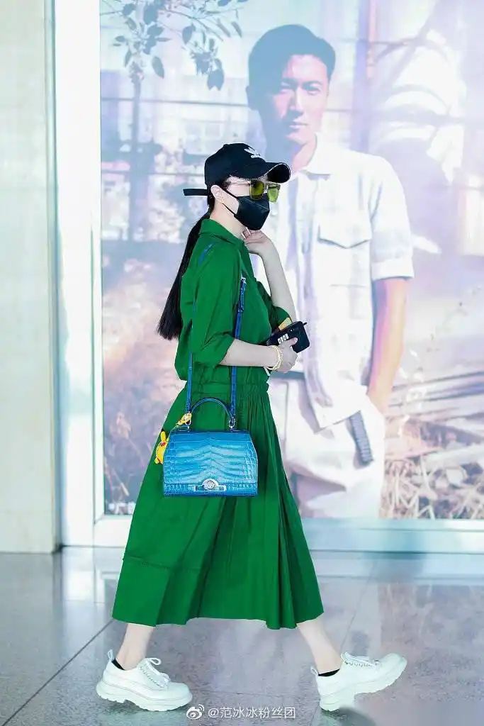 范冰冰#范冰冰现身机场,一身绿裙随性自在,这个皮肤依然是白到发拱