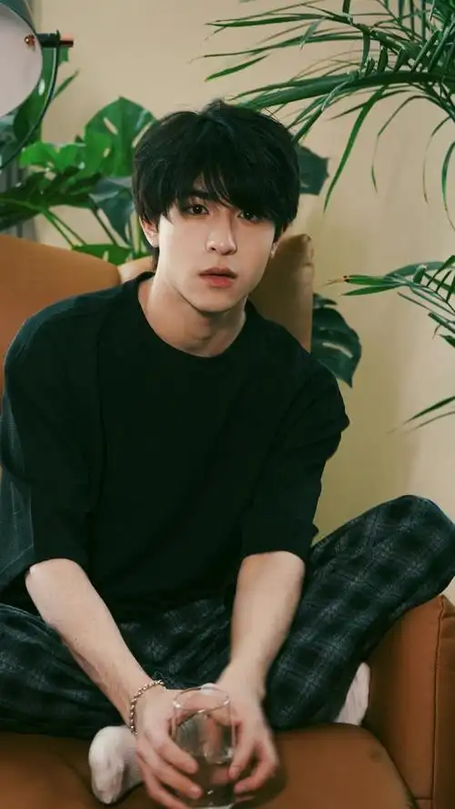 尹浩宇这组写真的雨天氛围感好强弟弟好帅