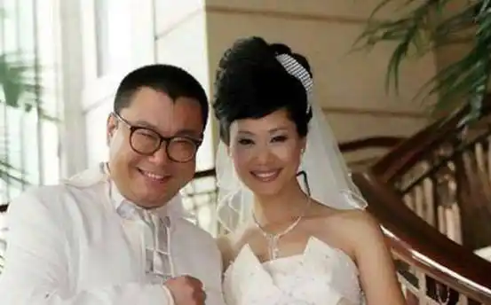 原创51岁伊相杰领证结婚妻子年轻貌美媒人竟然是于文华